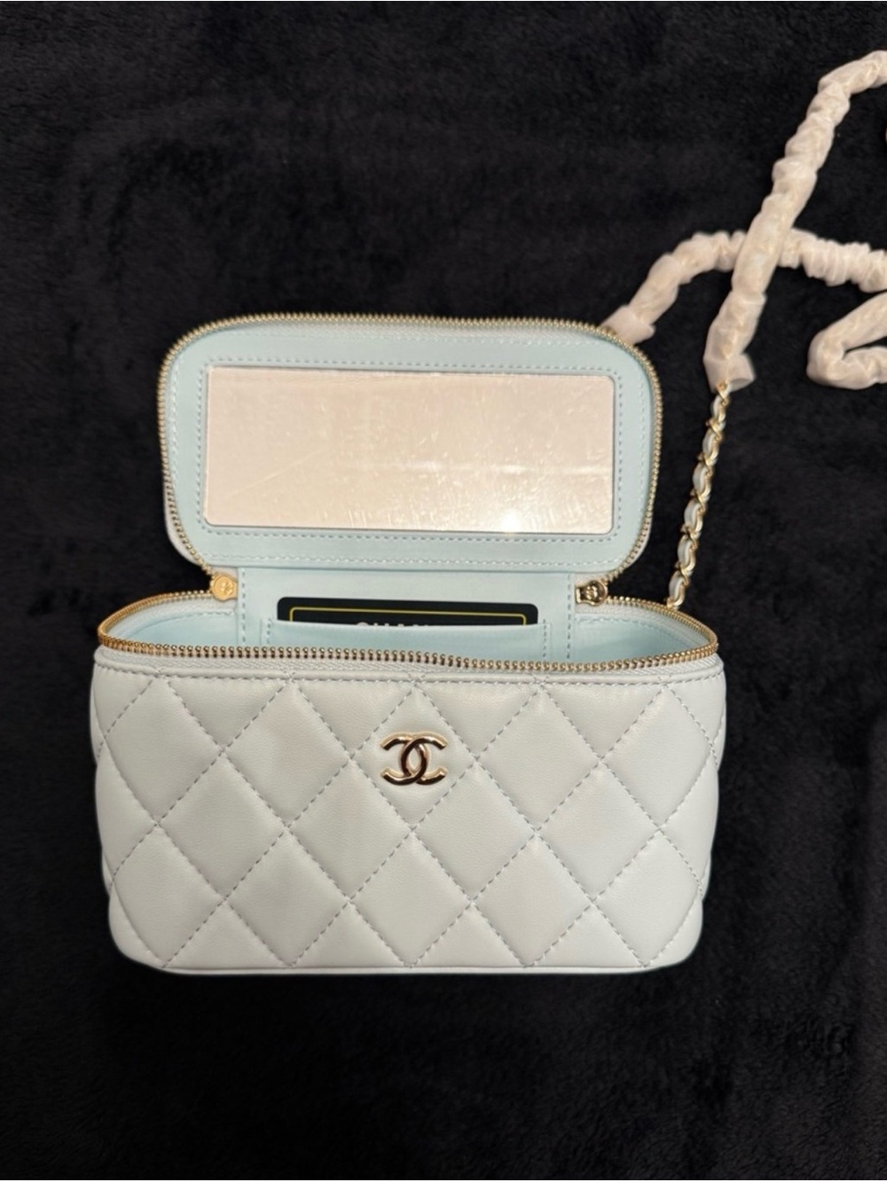 Source Unknown White Quilted Crossbody Bag with Gold Hardware - Picture 2 of 5